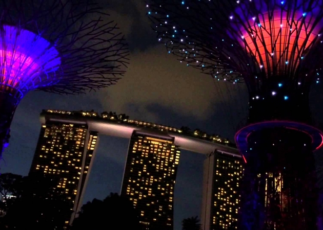 Niesamowity spektakl „światło i dźwięk” w singapurskim Gardens by the bay