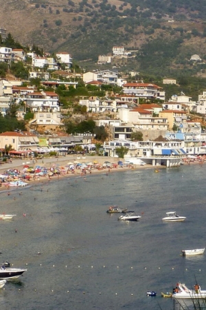 Na albańskiej plaży w Himarë